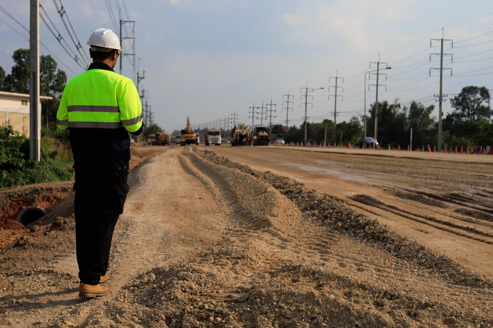 Deux ingénieurs discutent de l'avancement des travaux sur un chantier, examinent les abonnements et collaborent à l'élaboration et à la conception du projet